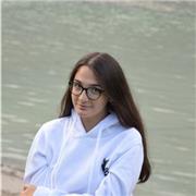 Ragazza di 20 anni impartisce lezioni private di matematica, fisica, scienze, storia, storia dell'arte